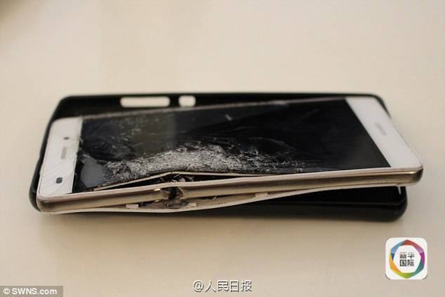 Thoát chết hi hữu nhờ smartphone đỡ đạn - ảnh 2