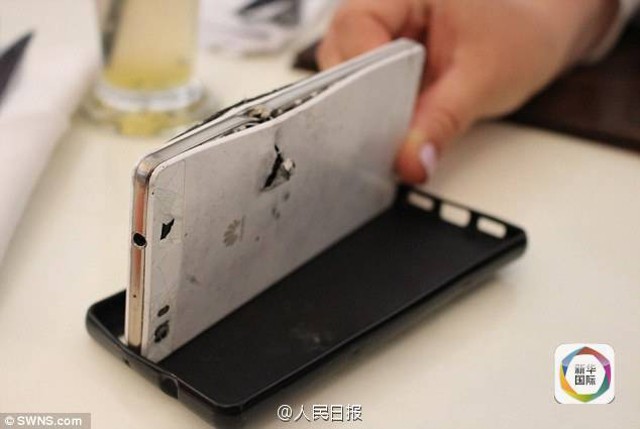 Thoát chết hi hữu nhờ smartphone đỡ đạn - ảnh 3
