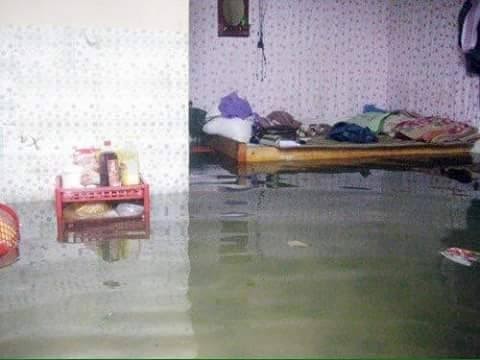 Cám cảnh sinh viên bì bõm lên trường tránh lụt - ảnh 9