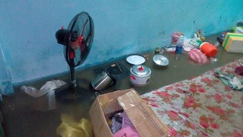 Cám cảnh sinh viên bì bõm lên trường tránh lụt - ảnh 3