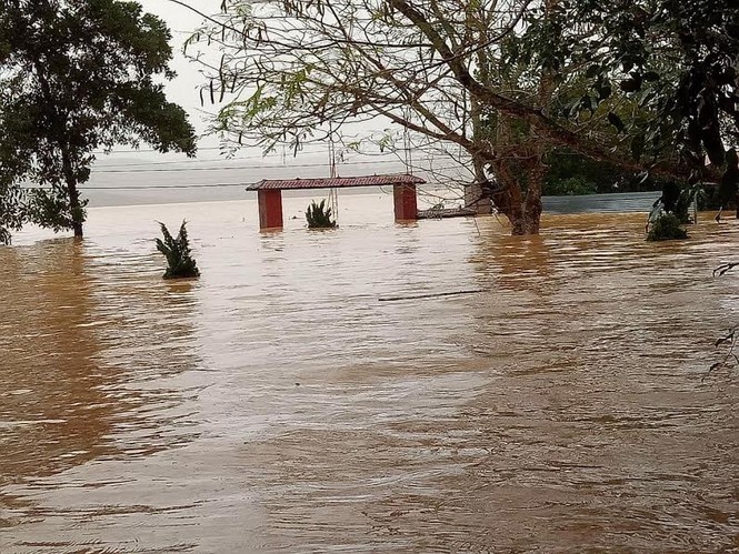 Hà Tĩnh: Hơn 60.000 học sinh phải nghỉ học chạy lũ - ảnh 1