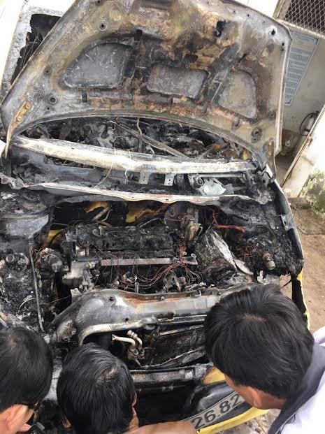 Đậu ven đường tránh lũ, taxi bất ngờ bốc cháy nghi ngút - ảnh 1
