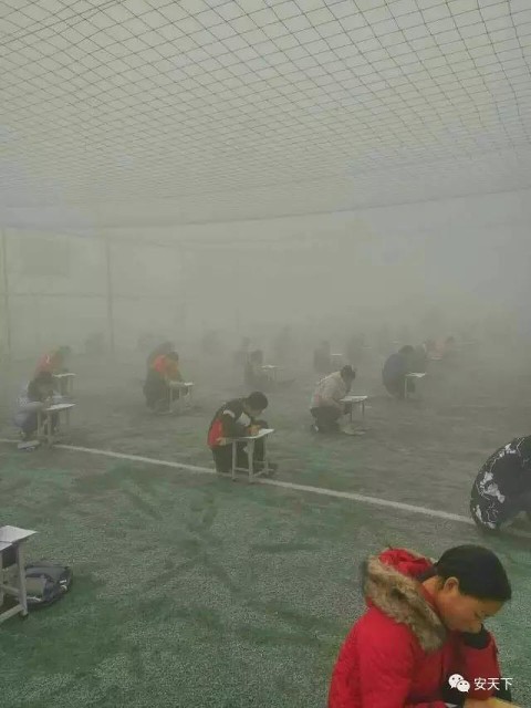 Hiệu trưởng bị đình chỉ vì để học sinh thi giữa sương mù - ảnh 2