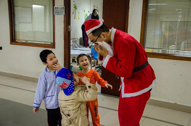 Thu nhập “khủng” của...ông già Noel sinh viên - ảnh 1