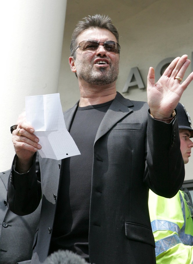 Những dấu ấn đình đám trong đời George Michael qua ảnh - ảnh 13