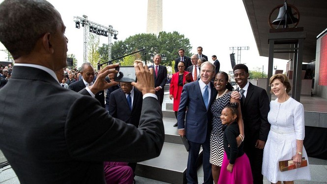 Hình ảnh đáng nhớ của ông Obama trong năm cuối tại Nhà Trắng - ảnh 13