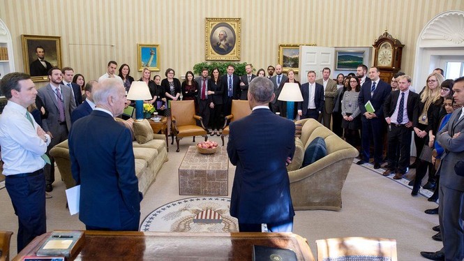 Hình ảnh đáng nhớ của ông Obama trong năm cuối tại Nhà Trắng - ảnh 18