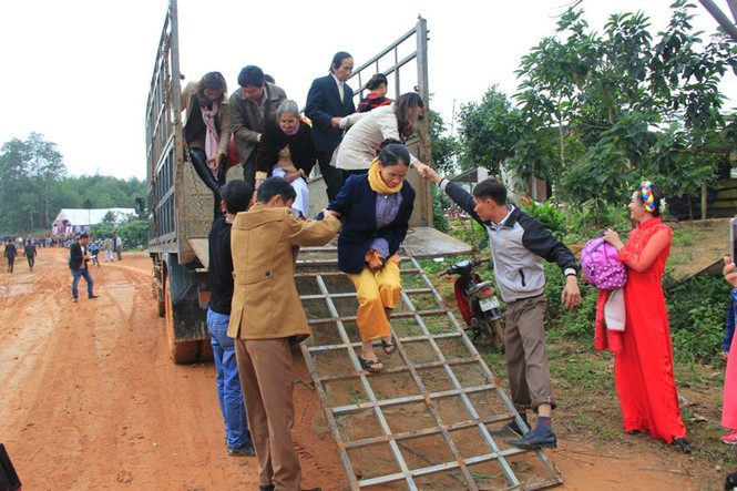 Chú rể bỏ xe hoa 4 bánh để dùng xe tải rước dâu - ảnh 10