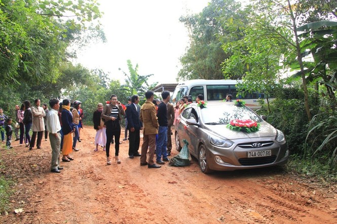 Chú rể bỏ xe hoa 4 bánh để dùng xe tải rước dâu - ảnh 2