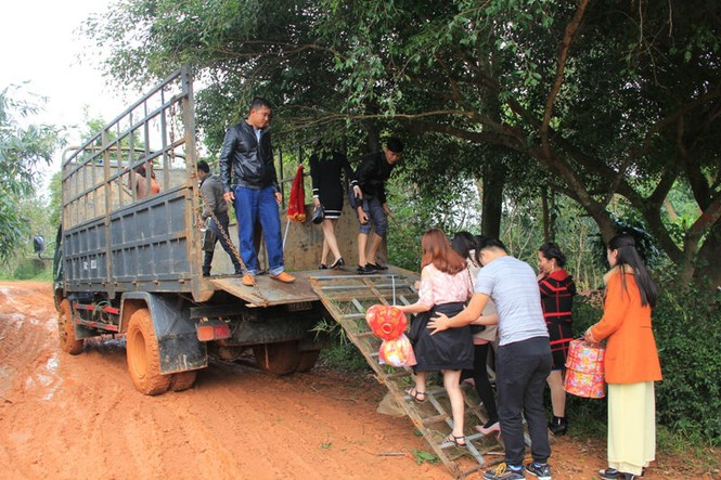 Chú rể bỏ xe hoa 4 bánh để dùng xe tải rước dâu - ảnh 3
