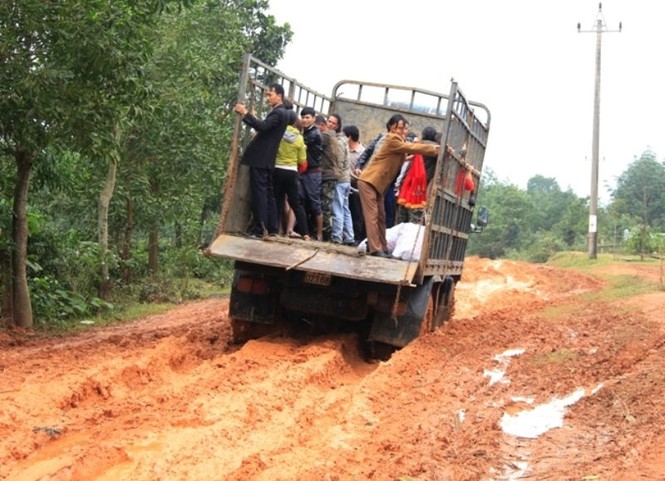 Chú rể bỏ xe hoa 4 bánh để dùng xe tải rước dâu - ảnh 8