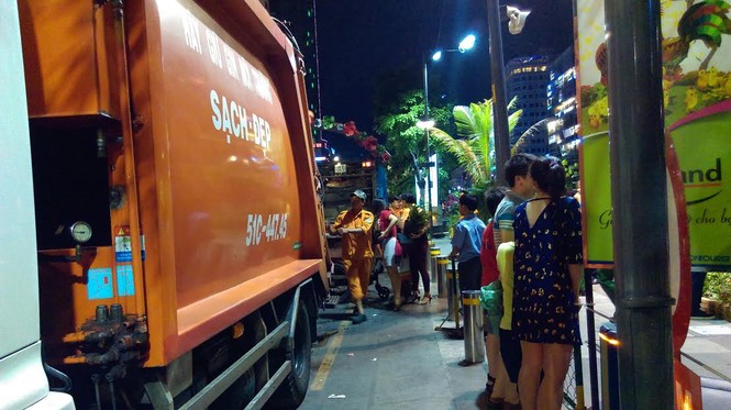 Vượt rào “mót” hoa trên đường hoa Nguyễn Huệ - ảnh 4