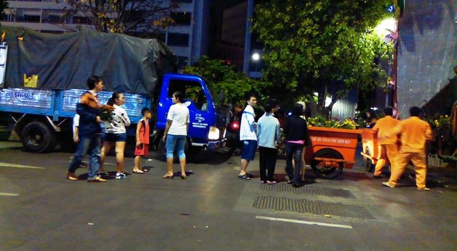 Vượt rào “mót” hoa trên đường hoa Nguyễn Huệ - ảnh 5