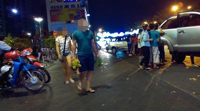 Vượt rào “mót” hoa trên đường hoa Nguyễn Huệ - ảnh 7