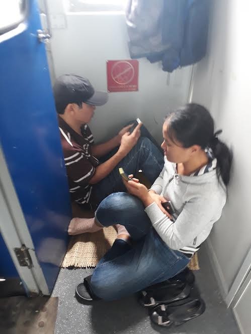 Căng thẳng tàu vào Nam, khách lổm nhổm ngồi ghế nhựa - ảnh 1