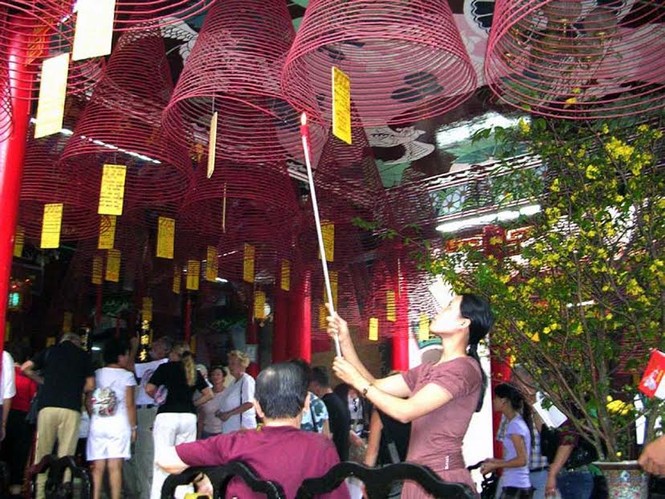 Rằm tháng Giêng, nhiều bạn trẻ nô nức về phố Hội cầu duyên - ảnh 2