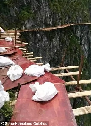 Hãi hùng công nhân Trung Quốc cheo leo trên vách núi xây cầu treo - ảnh 7