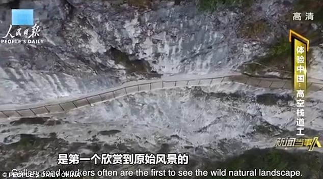 Hãi hùng công nhân Trung Quốc cheo leo trên vách núi xây cầu treo - ảnh 9