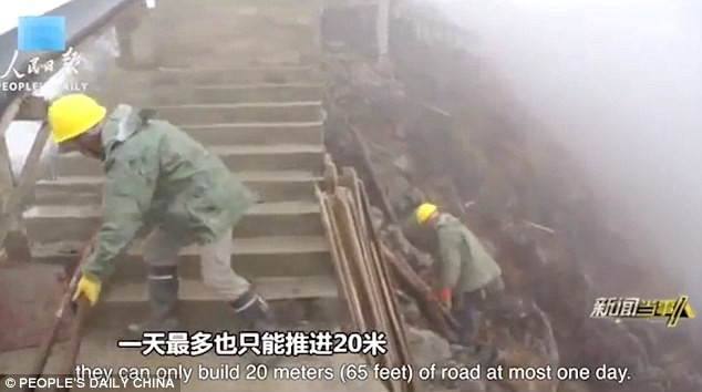 Hãi hùng công nhân Trung Quốc cheo leo trên vách núi xây cầu treo - ảnh 1