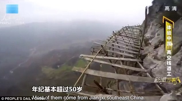 Hãi hùng công nhân Trung Quốc cheo leo trên vách núi xây cầu treo - ảnh 3