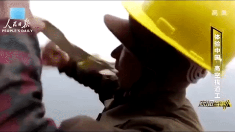 Hãi hùng công nhân Trung Quốc cheo leo trên vách núi xây cầu treo - ảnh 6