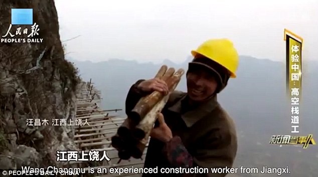 Hãi hùng công nhân Trung Quốc cheo leo trên vách núi xây cầu treo - ảnh 4
