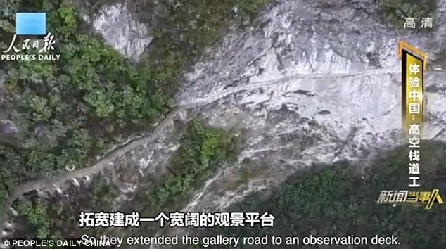 Hãi hùng công nhân Trung Quốc cheo leo trên vách núi xây cầu treo - ảnh 8