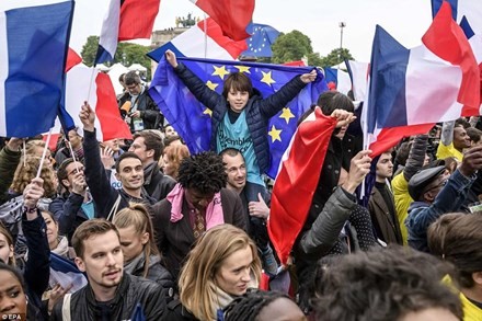 Một châu Âu khủng hoảng sẽ ‘tìm thấy ánh sáng’ với chiến thắng của Macron - ảnh 1