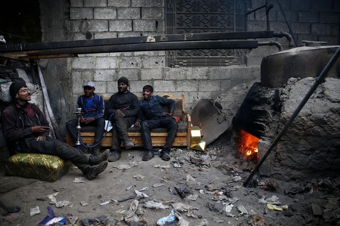 Bên trong xưởng chiết xuất nhiên liệu ở thành phố bị vây hãm Syria - ảnh 1