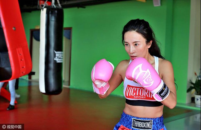 'Phát sốt' thân hình nóng bỏng săn chắc của quý bà U50 - ảnh 7