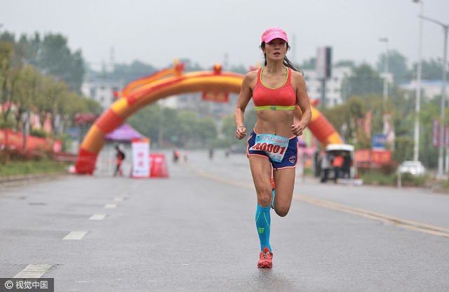'Phát sốt' thân hình nóng bỏng săn chắc của quý bà U50 - ảnh 8