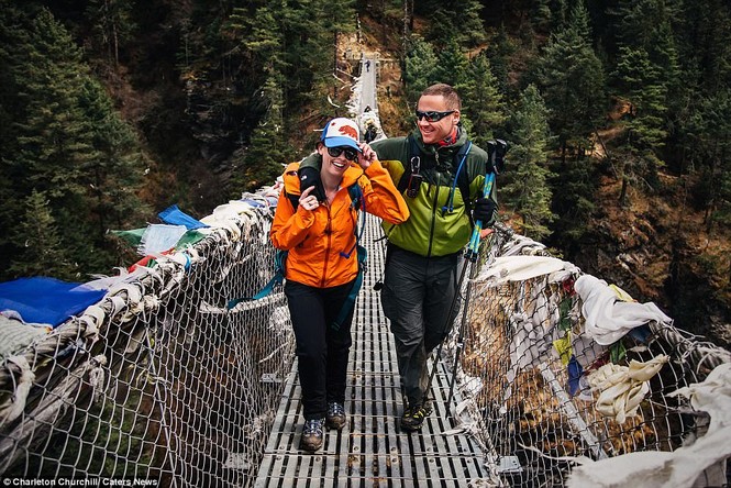 Cặp đôi kiên trì leo núi suốt 3 tuần để kết hôn trên đỉnh Everest - ảnh 1