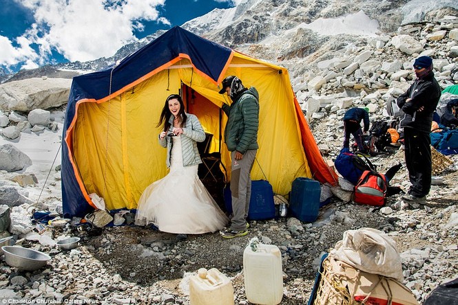 Cặp đôi kiên trì leo núi suốt 3 tuần để kết hôn trên đỉnh Everest - ảnh 2