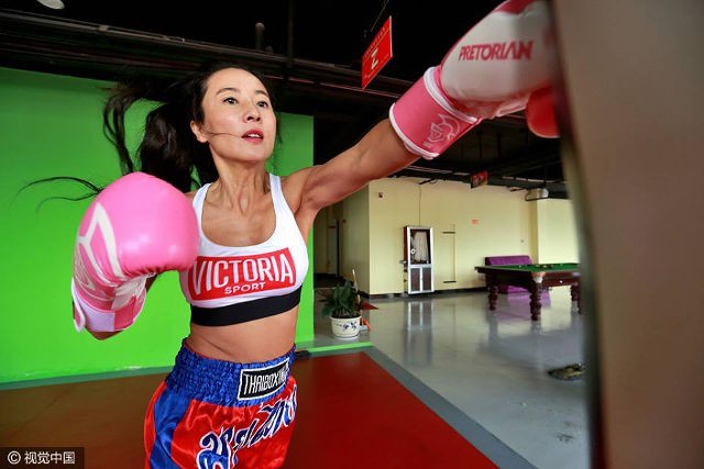 'Phát sốt' thân hình nóng bỏng săn chắc của quý bà U50 - ảnh 2