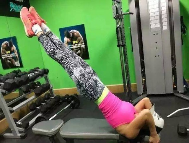 'Phát sốt' thân hình nóng bỏng săn chắc của quý bà U50 - ảnh 6