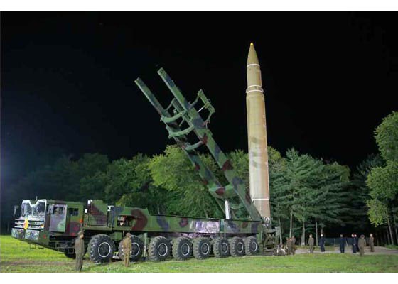 Triều Tiên công bố hình ảnh vụ thử tên lửa ICBM Hwasong-14 - ảnh 1
