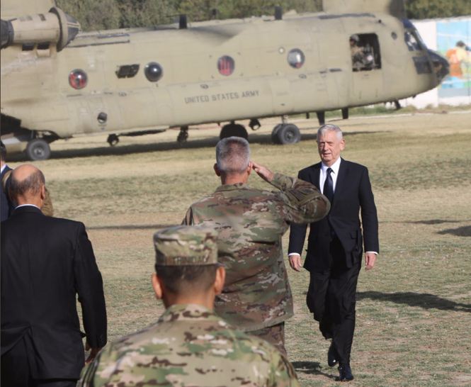 Taliban, IS ‘giành’ vụ ném rocket gần sân bay Kabul nhắm vào ông Mattis - ảnh 1