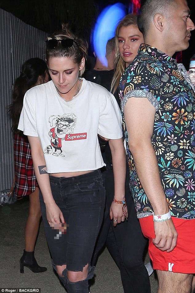 Kristen Stewart ôm hôn tình đồng giới đắm đuối giữa chốn đông người - ảnh 1