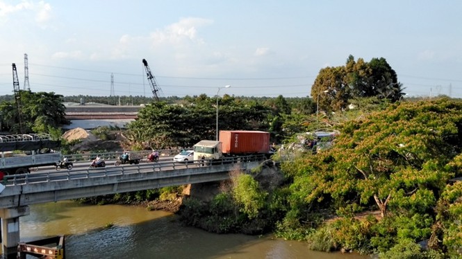 Xe đầu kéo đâm vào lan can cầu, 2 người may mắn thoát chết - ảnh 1