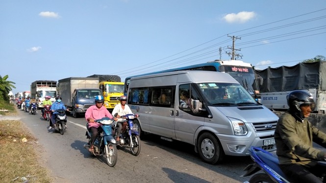 Xe đầu kéo đâm vào lan can cầu, 2 người may mắn thoát chết - ảnh 2