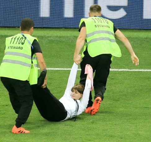 Nhóm nhạc náo loạn chung kết World Cup bị phạt tù 15 ngày - ảnh 3