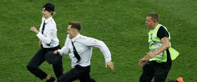 Nhóm nhạc náo loạn chung kết World Cup bị phạt tù 15 ngày - ảnh 2