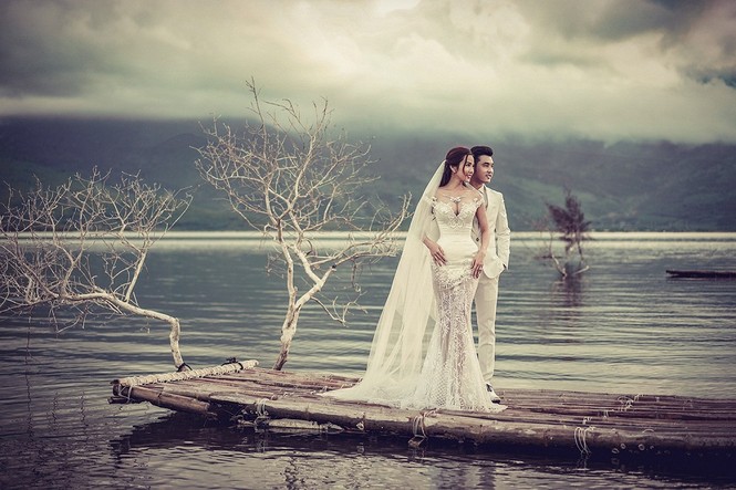 Ưng Hoàng Phúc ‘khoá môi’ bà xã trong bộ ảnh cưới ngọt như ngôn tình - ảnh 1
