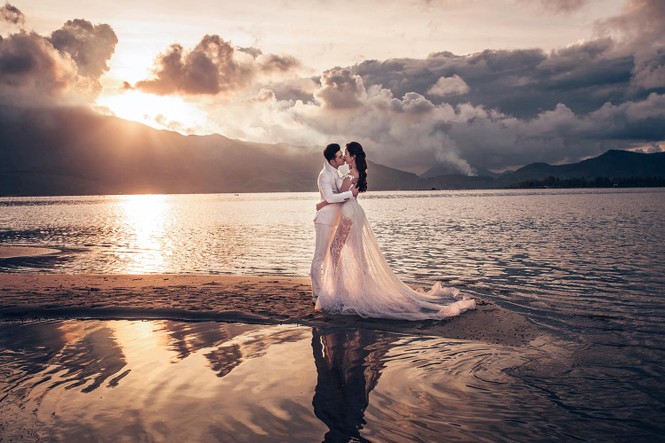 Ưng Hoàng Phúc ‘khoá môi’ bà xã trong bộ ảnh cưới ngọt như ngôn tình - ảnh 2