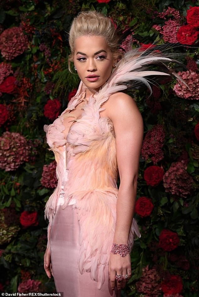Diện đầm bó sát đẹp tựa nữ thần, Rita Ora gặp rắc rối khi di chuyển - ảnh 2
