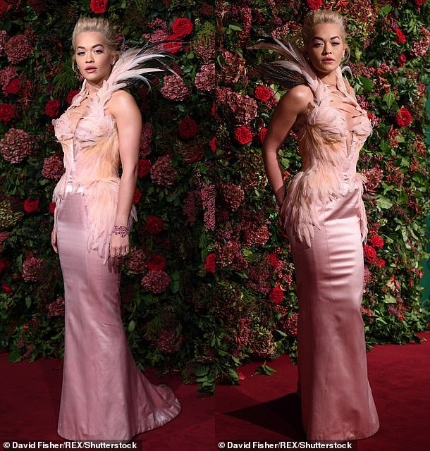 Diện đầm bó sát đẹp tựa nữ thần, Rita Ora gặp rắc rối khi di chuyển - ảnh 3