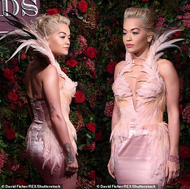 Diện đầm bó sát đẹp tựa nữ thần, Rita Ora gặp rắc rối khi di chuyển - ảnh 5