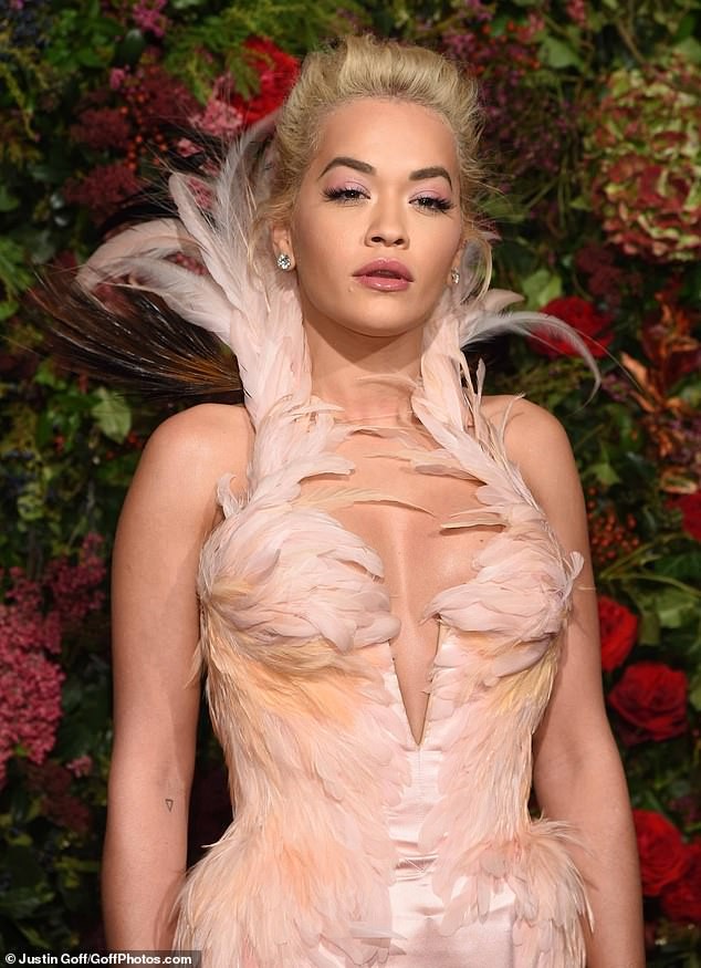 Diện đầm bó sát đẹp tựa nữ thần, Rita Ora gặp rắc rối khi di chuyển - ảnh 7