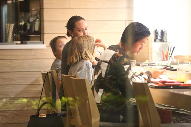 Brad Pitt: Angelina Jolie đang thao túng các con - ảnh 2