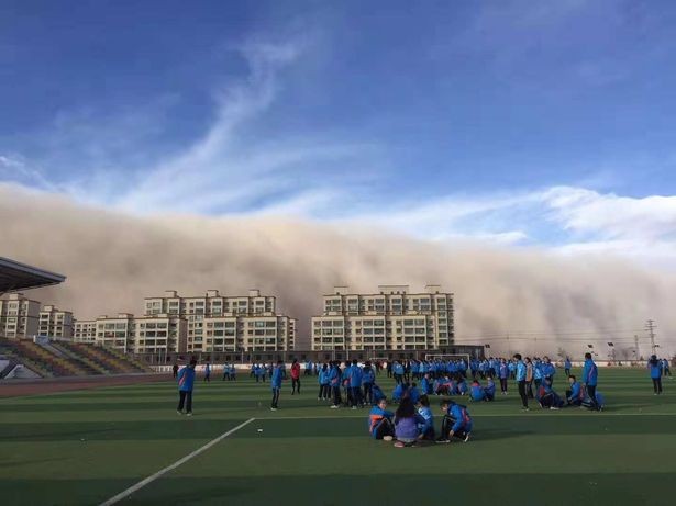 Bão cát cao 100m ‘nuốt chửng’ thành phố Trung Quốc - ảnh 2